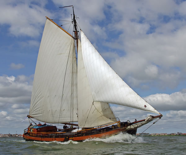 catharina-van-mijdrecht De Catharina van Mijdrecht doorklieft het water