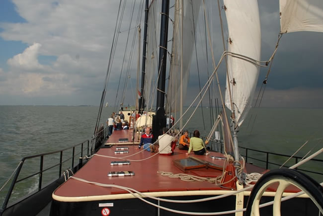 ontdek-marken3 Er komt een regenbui aan, maar gelukkig is er genoeg ruimte binnen om te schuilen en warm te worden