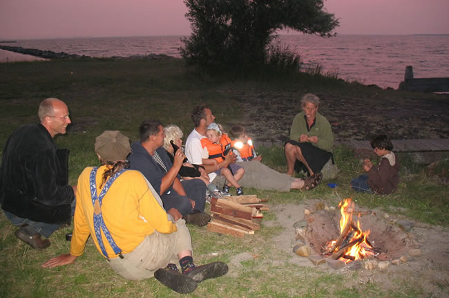 Kampvuur da een dag zeilen op Marken