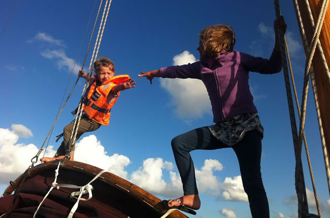 De kinderen vermaken zich uitstekend aan boord