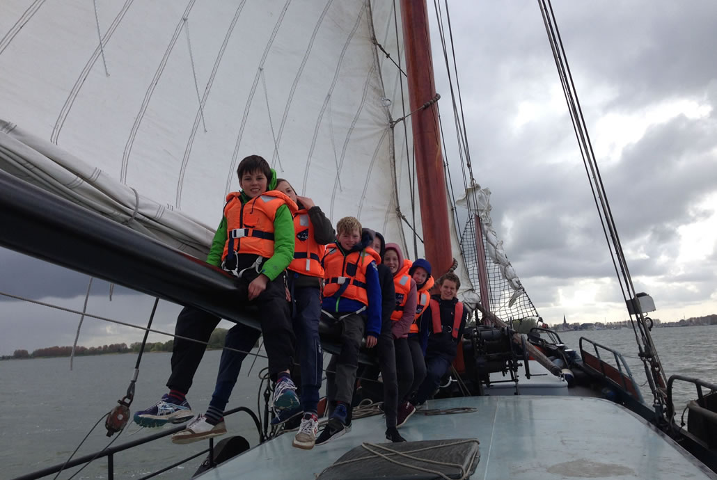 Feest op de Dankbaarheid met de kinderen op de giek