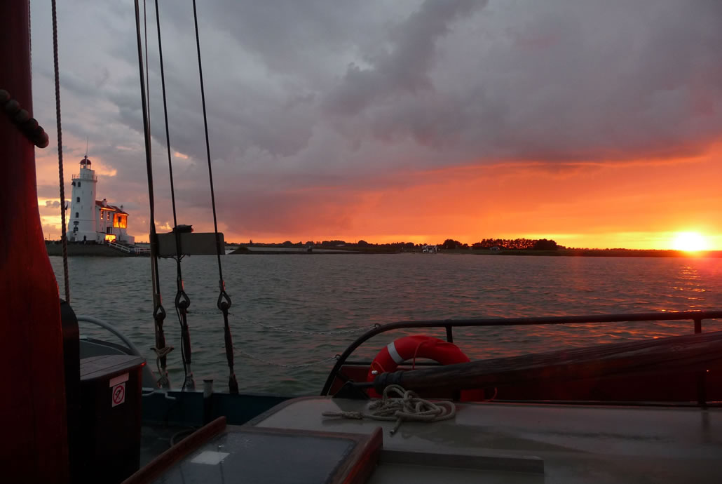 Zonsondergang vanaf de Dankbaarheid met zicht op vuurtoren het Paard van Marken