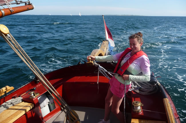Stoere zeevrouwen aan de helmstok