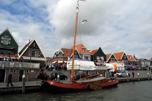 De Dankbaarheid aan de kade in Volendam om groepsfoto's te nemen