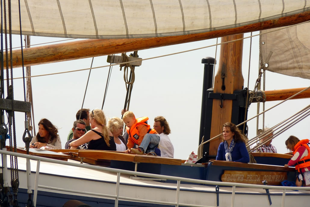 Genieten aan boord van de Vrouwe Frida Cornelia kinderen met zwemvast aan