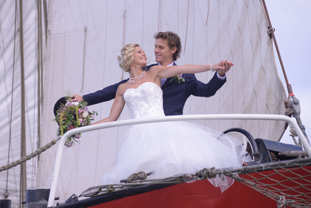 Trouwe aan boord van de Vrouwe Frida Cornelia, het huwelijksbootje