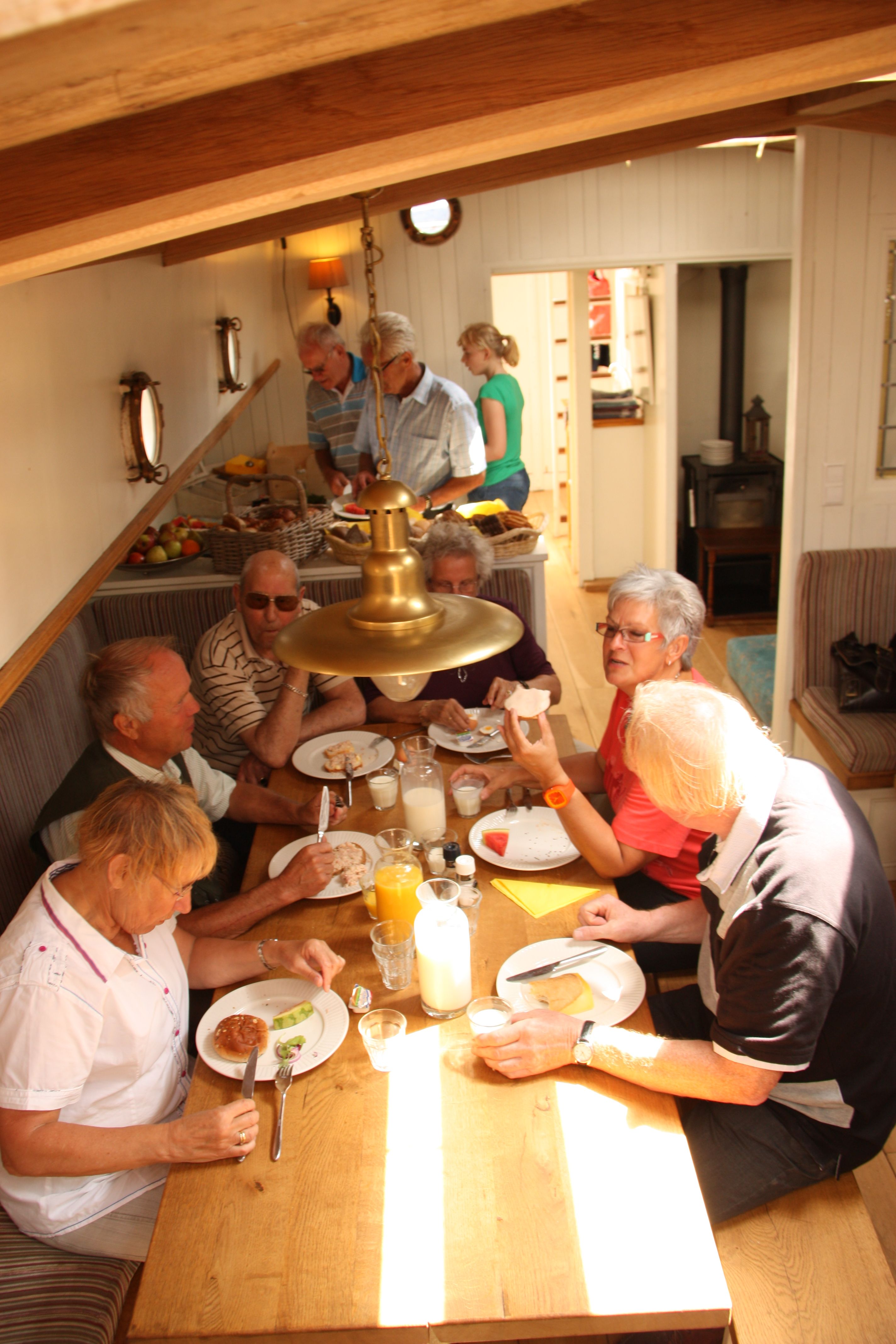 Gezellig kokerellen en eten in de kombuis van de Vrouwe Frida Cornelia