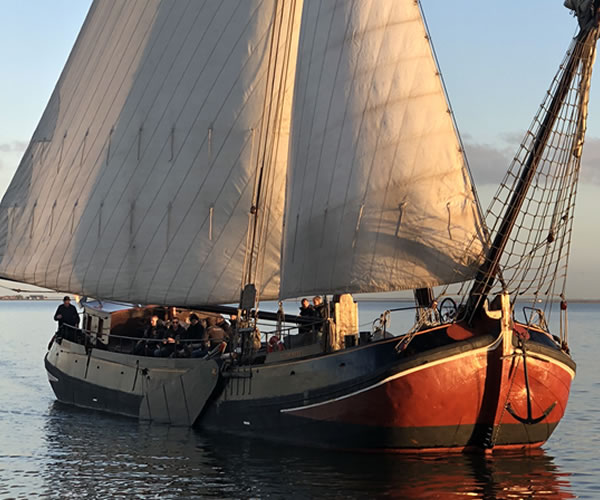 Zuiderzee drijft naar huis De Zuiderzee drijft heerlijk huiswaarts. Terug naar de andere schepen van de Zeilvloot Monnickendam