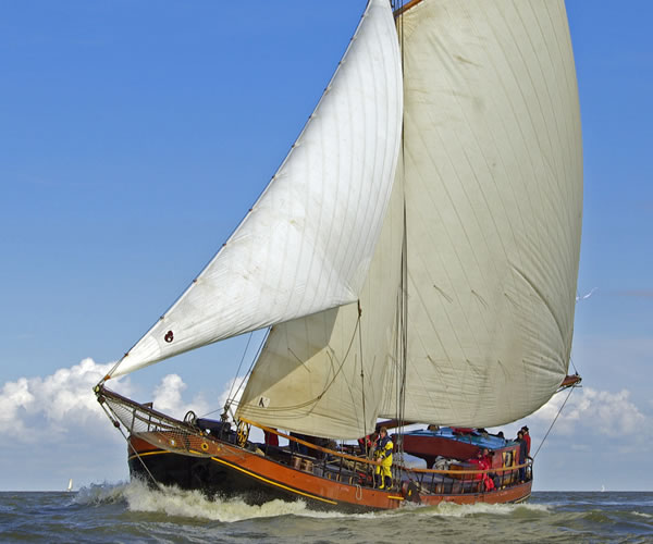 De Catharina van Mijdrecht van de Zeilvloot Monnickendam op vol tuig