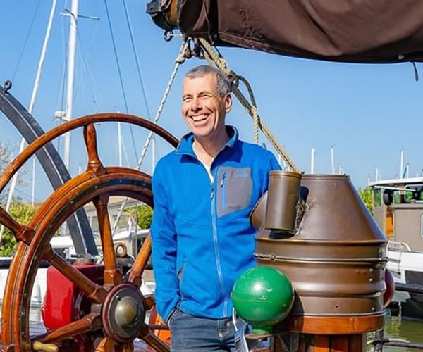 Schipper Bertil Vermeulen op z'n vaste plek aan boord van de Gulden Belofte