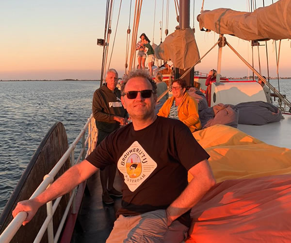 De zeilen zijn opgeborgen. Nog even genieten van de zonsondergang met een glaasje bier.